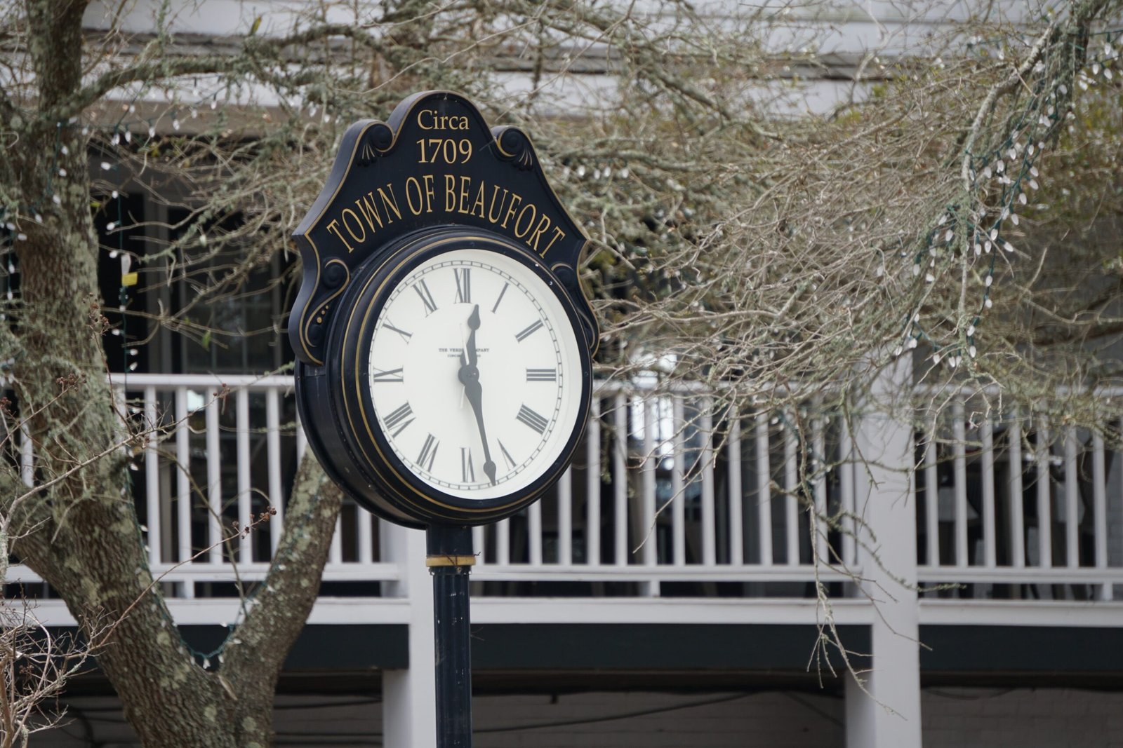 black and white analog wall clock