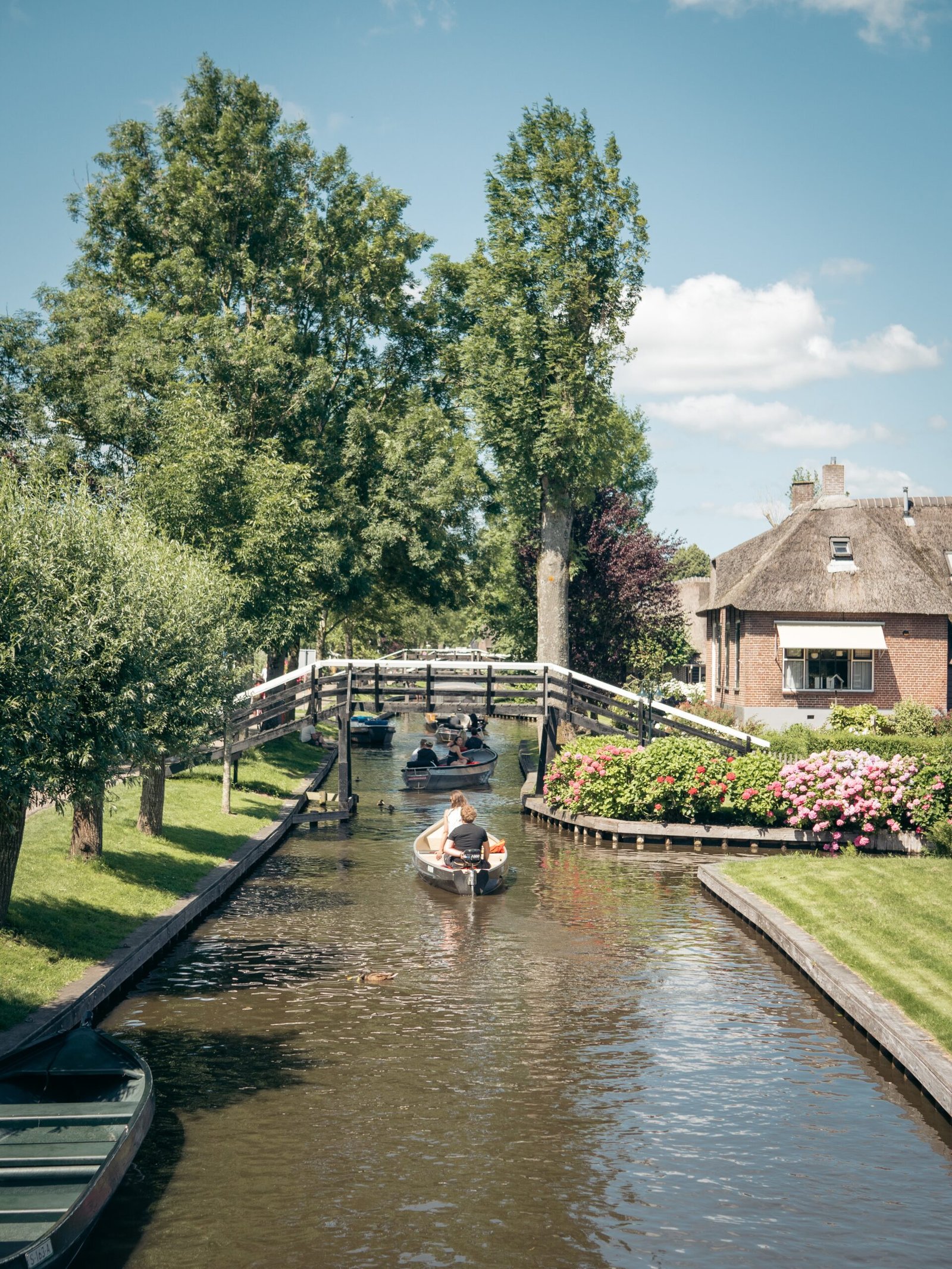 Exploring the Enchanting Water Village of Giethoorn, Netherlands